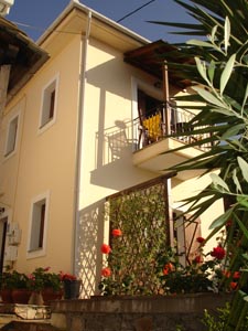 Maistros Studios. Apartments in Damouchari,Pelion, Greece.  Category: 3 keys Runs all year round Distance from the sea is 100 meters.