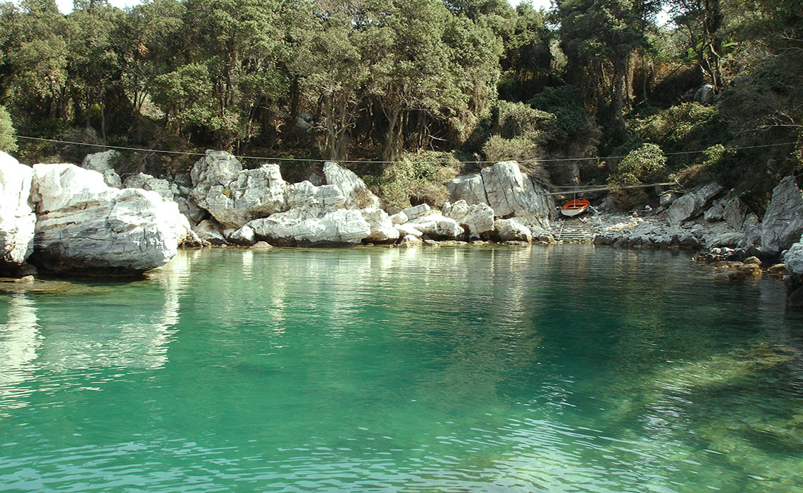το Αυλάκι. Μία φυσική πισίνα, με καταπράσινα νερά, λίγα μόλις μέτρα μακριά, απο τον ξενώνα. Maistros Studios στην Νταμούχαρη.