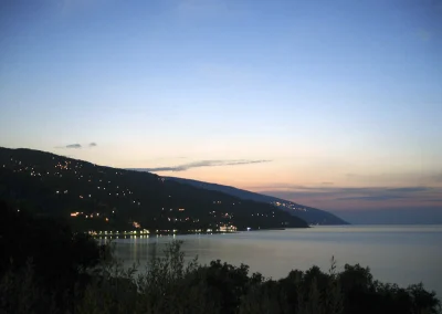 Ο Άγιος Ιωάννης νύχτα, θέα από Maistros Studios