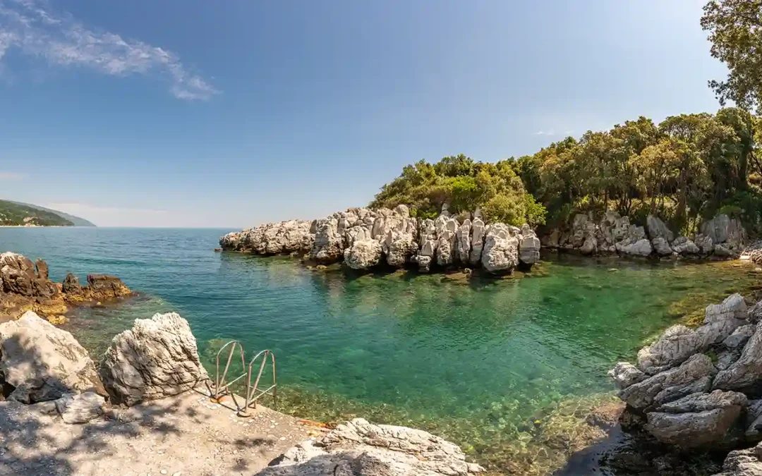 the beautiful "Avlaki" natural pool is only two minutes away, located just below Maistros Studios. Its crystal-clear waters and unique setting make it one of the area's hidden gems